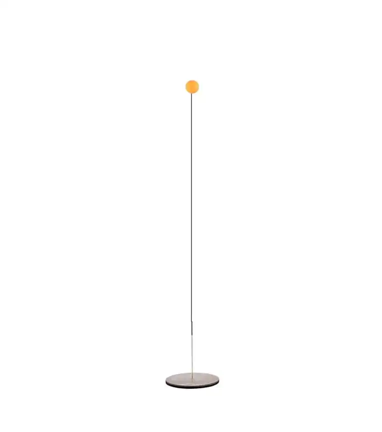 La zone sélectionnée correspond à la boîte d'emballage d'un entraîneur de tennis de table à tige flexible, une solution ludique conçue par la marque DaDa pour jouer au ping-pong seul et sans table.Caractéristiques principales de cet article :Entraînement en solo : Cet équipement permet de pratiquer le ping-pong en intérieur sans encombrer l'espace avec une vraie table de tennis de table.Mécanisme élastique : La balle est fixée au sommet d'une tige métallique souple. Lorsqu'on frappe la balle avec la raquette, l'élasticité de la tige la fait revenir automatiquement vers le joueur, simulant un retour de jeu.Contenu du pack : Le kit comprend généralement le socle de maintien, la tige flexible, une ou plusieurs balles adaptées, ainsi que deux raquettes en plastique léger.Bénéfices : C'est un excellent outil de décompression, idéal pour développer les réflexes, la coordination œil-main et l'initiation des enfants au tennis de table.